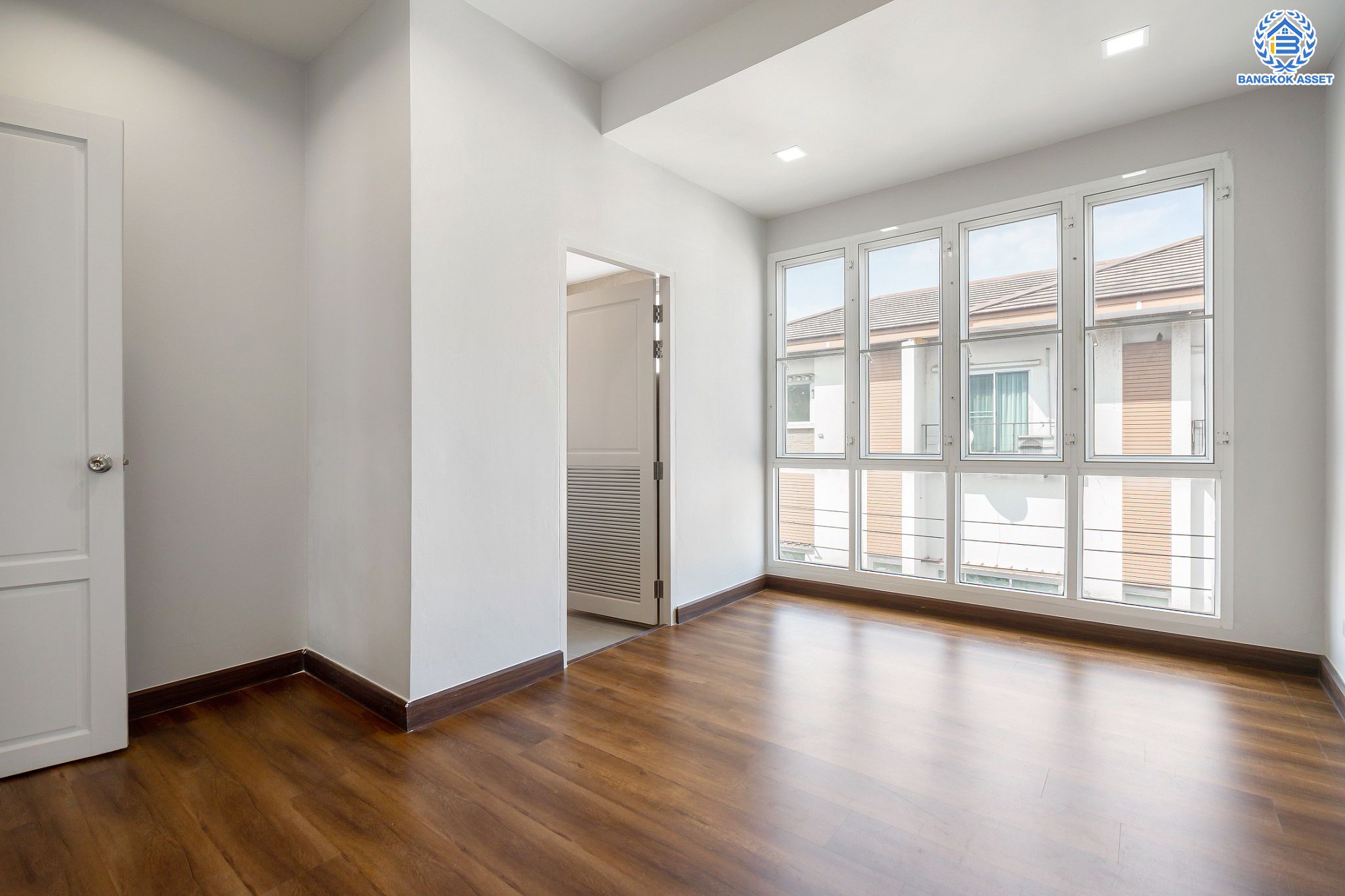 บ้านมือสองตกแต่งใหม่ ม.เดอะพาร์ค ลาดพร้าววังหิน78 ทาวน์โฮม 3 ชั้นครึ่ง เนื้อที่ 16 ตร.ว. ฟังก์ชันจัดเต็ม 3 ห้องนอน (มีห้องน้ำในตัวทุกห้อง) 4 ห้องน้ำ จอดรถได้1 คัน บนทำเลเชื่อมต่อหลายเส้นทาง ใกล้เซ็นทรัลลาดพร้าว เมเจอร์รัชโยธิน ม.ราชภัฏจันทรเกษม ทางด่วน "ฉลองรัช" และรถไฟฟ้าสายสีเขียว "สถานีเสนานิคม"